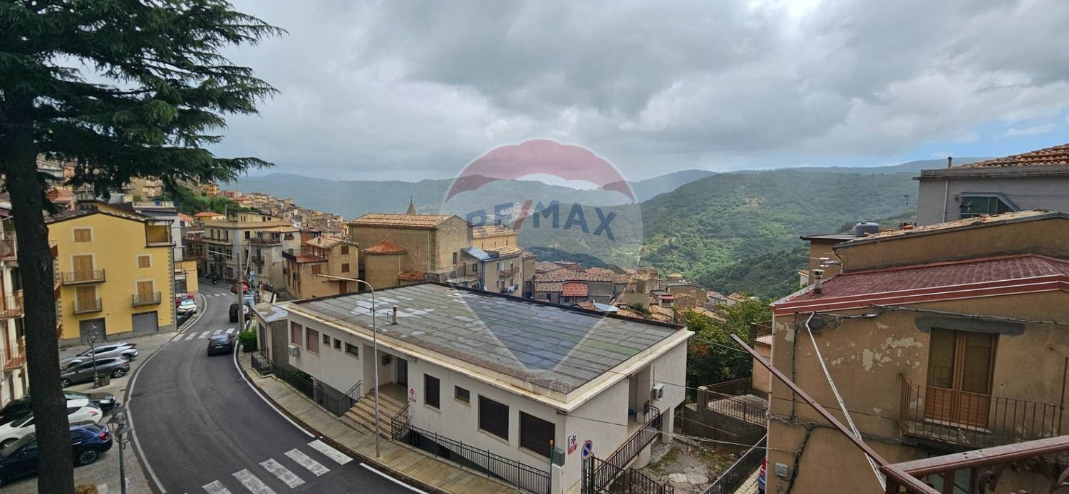 Квартира с 5 спальнями в Укрия, Италия № 354463