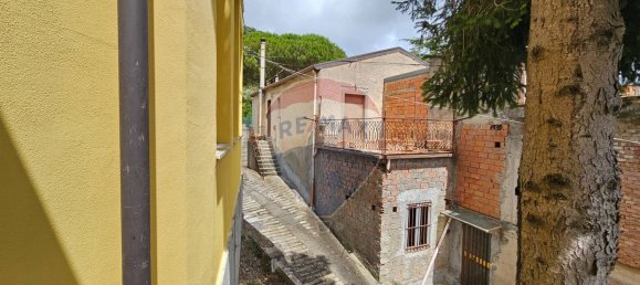 Квартира с 5 спальнями в Укрия, Италия № 354463 40