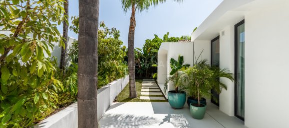 5 bedrooms Villa in Marbella, Spain No. 109039 11