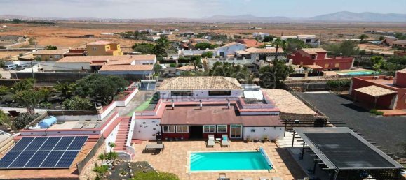 4 bedrooms Villa in Caleta De Fuste, Spain No. 145766 2