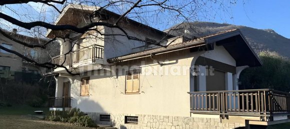 4 bedrooms Villa in Erba, Italy No. 2862 12