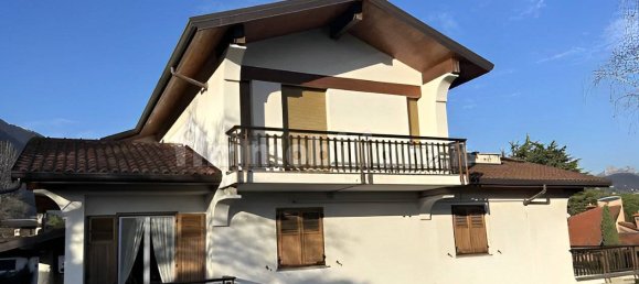 4 bedrooms Villa in Erba, Italy No. 2862 13