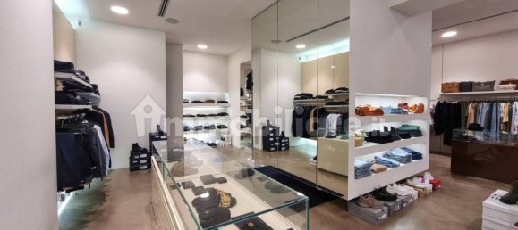 Коммерческая недвижимость с 1 комнатой в Леньяно, Италия № 137814 8