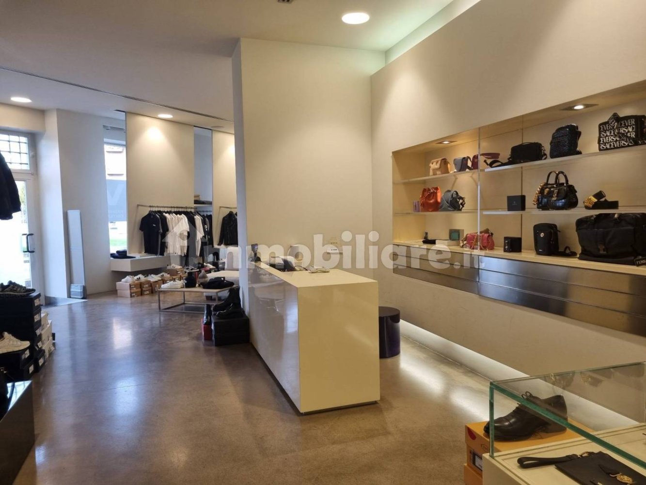 Коммерческая недвижимость с 1 комнатой в Леньяно, Италия № 137814