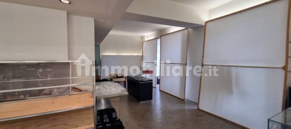 Коммерческая недвижимость с 1 комнатой в Леньяно, Италия № 137814 5