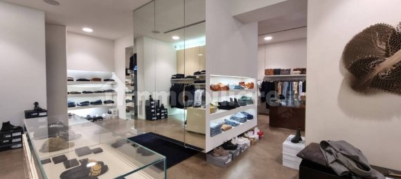 Коммерческая недвижимость с 1 комнатой в Леньяно, Италия № 137814 10