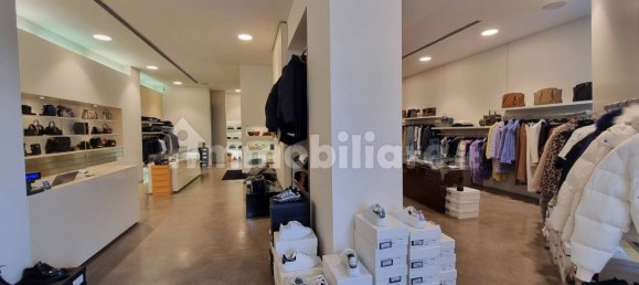 Коммерческая недвижимость с 1 комнатой в Леньяно, Италия № 137814 19