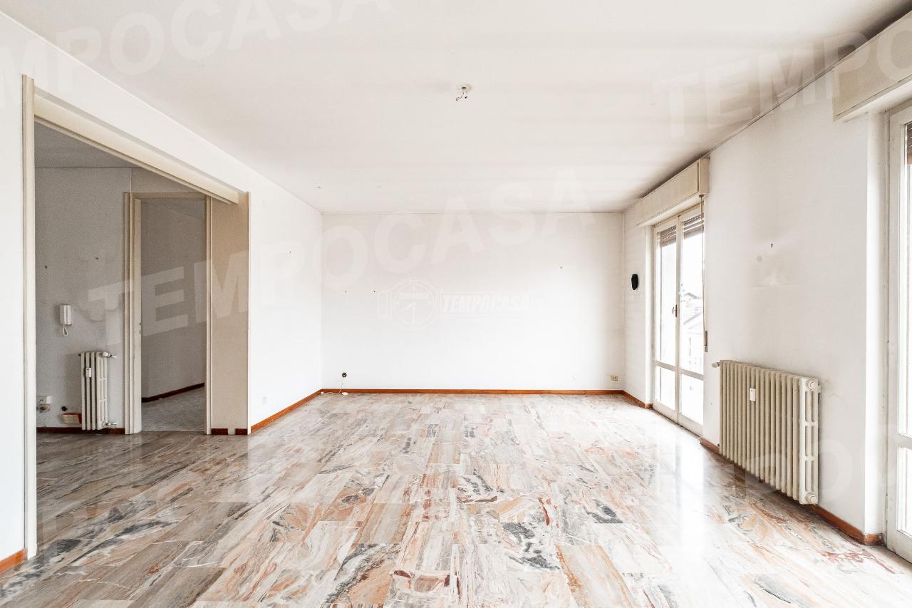 5 rooms Apartment in Vercelli, Italy No. 70284