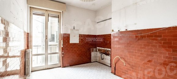 5 rooms Apartment in Vercelli, Italy No. 70284 4