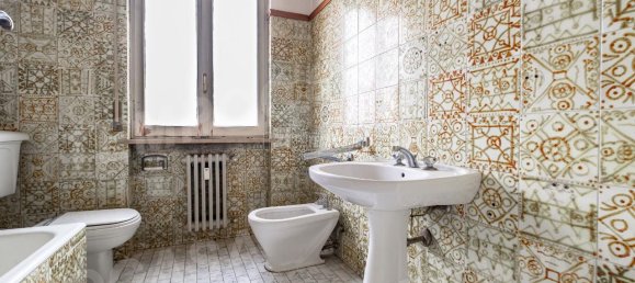 5 rooms Apartment in Vercelli, Italy No. 70284 12