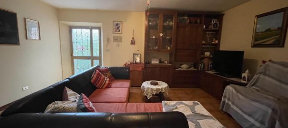 4-salle Appartement à Lucca, Italy No. 111859 2