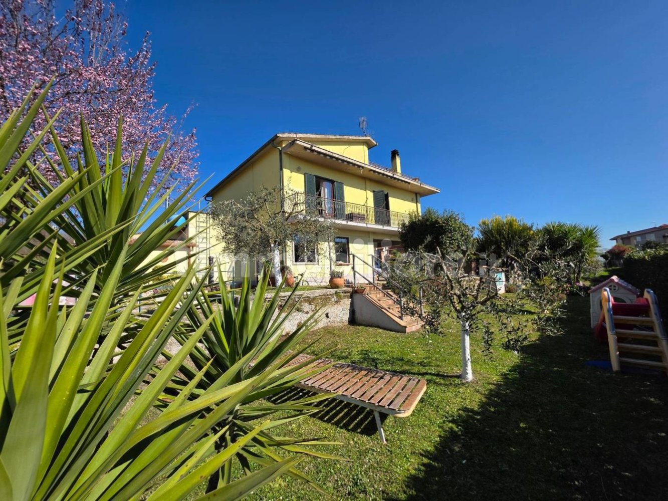 Вилла с 4 спальнями в Лариано, Италия № 352982