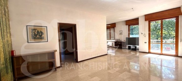 3 rooms Apartment in Monza, Italy No. 314714 2