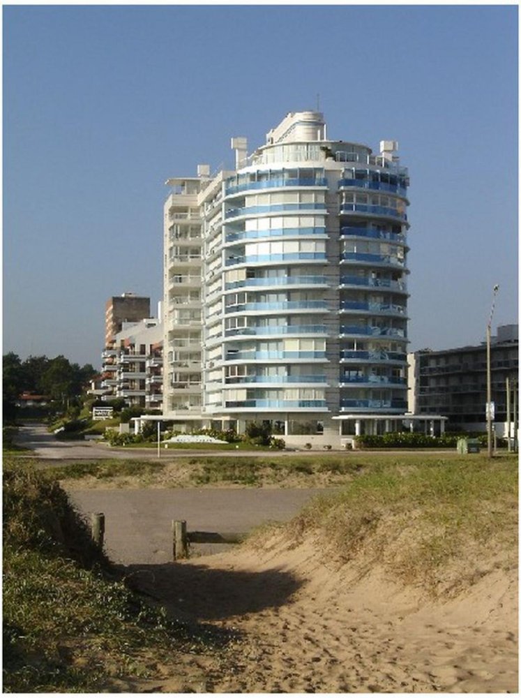 Apartamento de 3 dormitorios en Maldonado, Uruguay No. 5781
