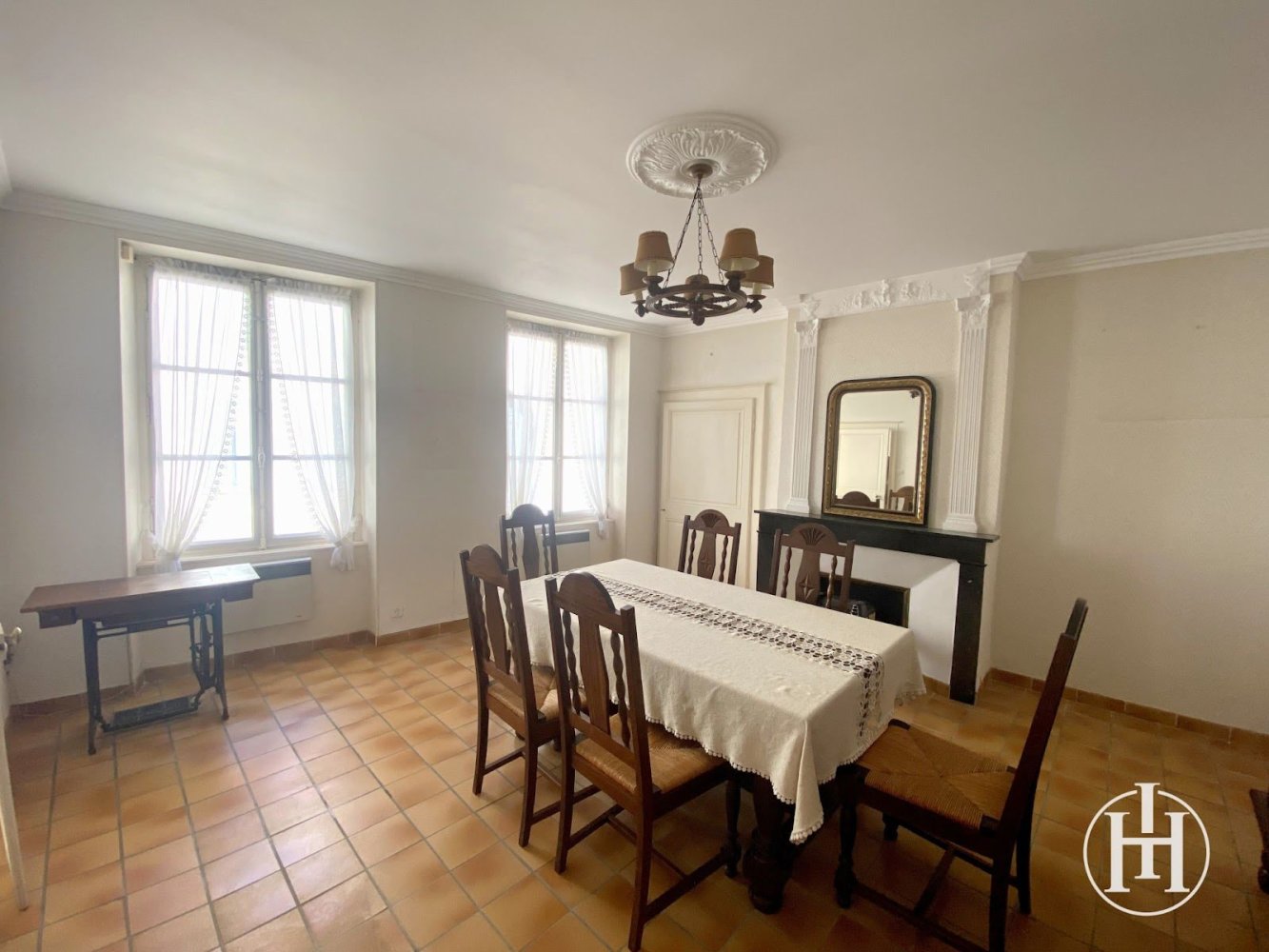 Casa de 4 dormitorios en Saint-Amand-Montrond, France No. 250310