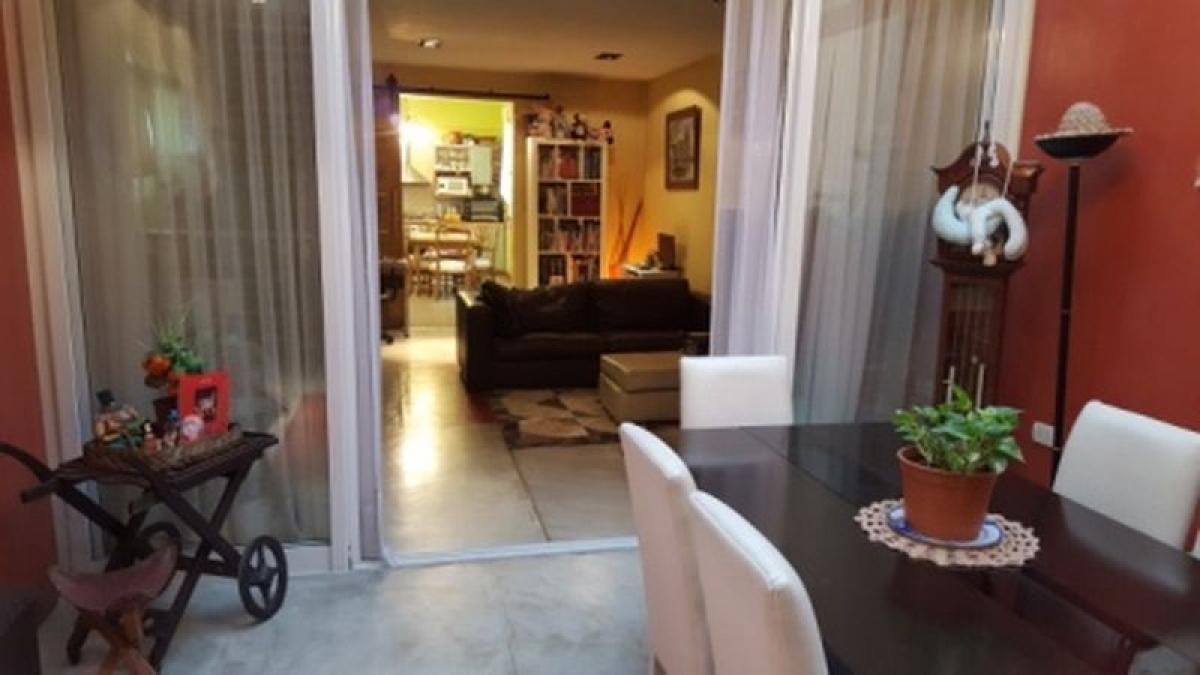 3 bedrooms House in Lanus, Argentina No. 64569