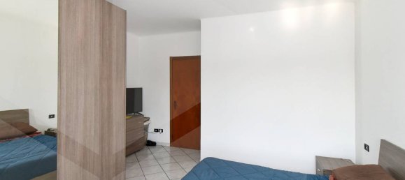 3-salle Appartement à Legnano, Italy No. 23688 15