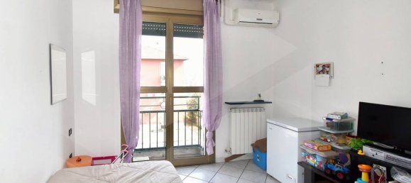 3-salle Appartement à Legnano, Italy No. 23688 16