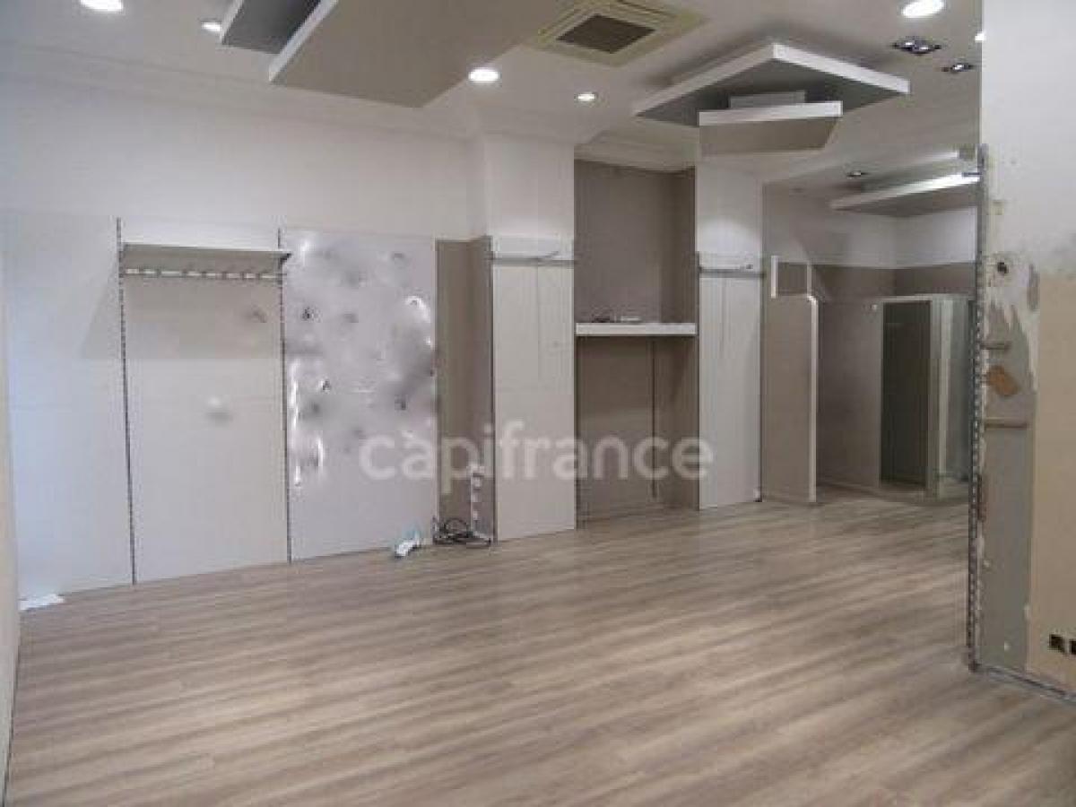 64m² Office in Valenciennes, France No. 20403