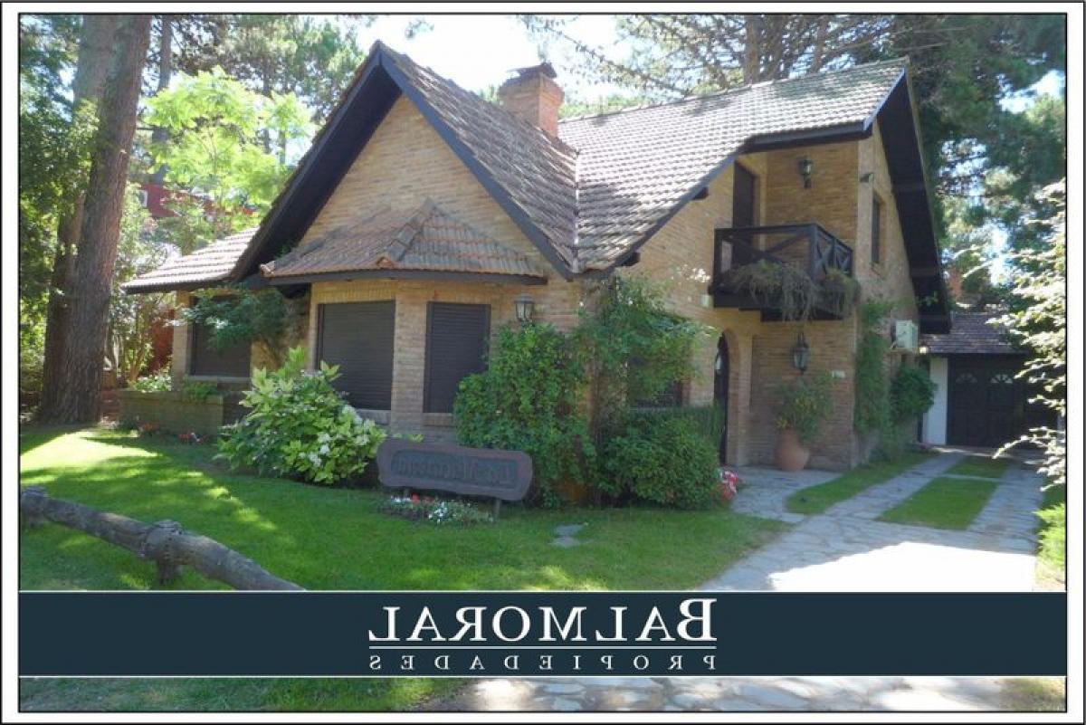 Casa de 4 dormitorios en Mar del Plata, Argentina No. 67140