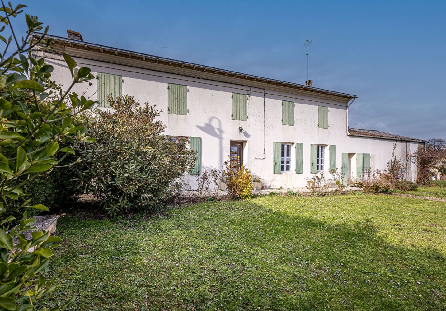 Casa de 2 dormitorios en Puyravault, France No. 102405