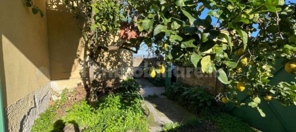 5 rooms Building in Naples, Italy No. 128957 2