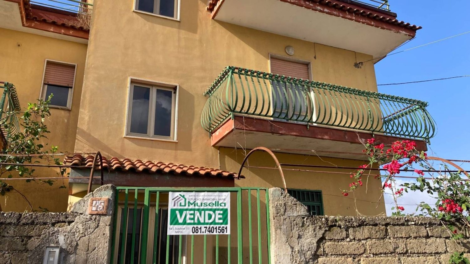 5 rooms Building in Naples, Italy No. 128957