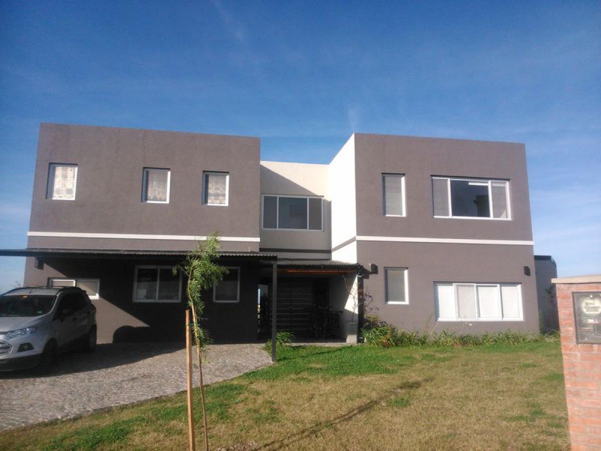 Casa de 6 dormitorios en Pilar, Argentina No. 70884