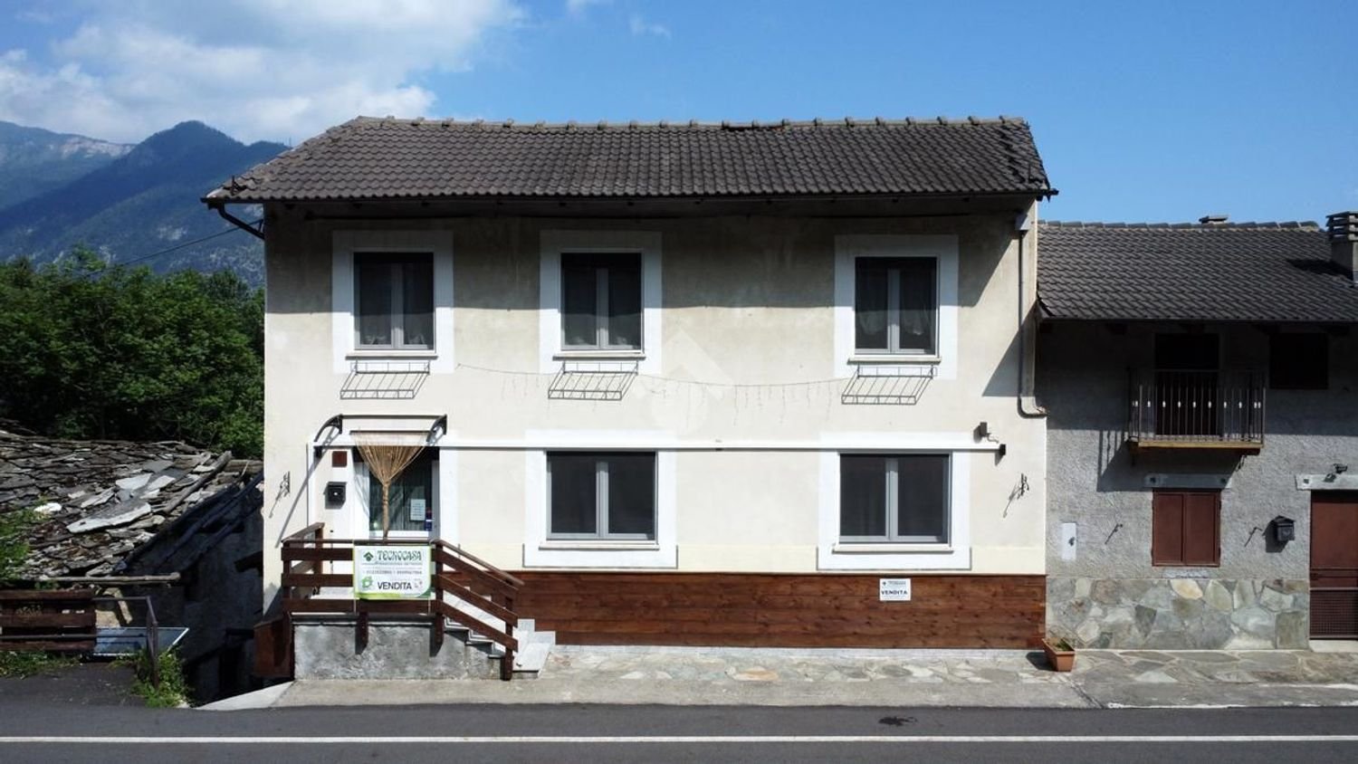 Дом с 6 комнатами в Венаус, Италия № 71585