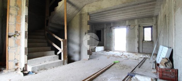 Дом с 5 комнатами в Монтальто Уффуго, Италия № 18127 13