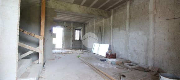 Дом с 5 комнатами в Монтальто Уффуго, Италия № 18127 12