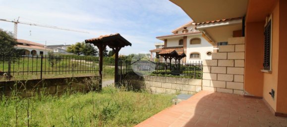 Дом с 5 комнатами в Монтальто Уффуго, Италия № 18127 11