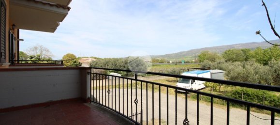 Дом с 5 комнатами в Монтальто Уффуго, Италия № 18127 16