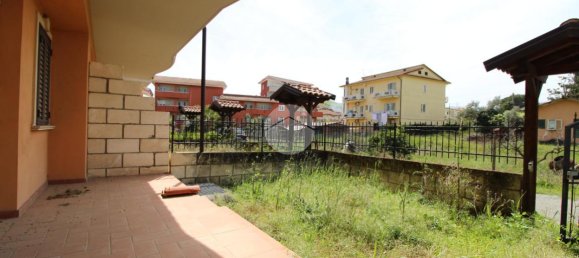 Дом с 5 комнатами в Монтальто Уффуго, Италия № 18127 7