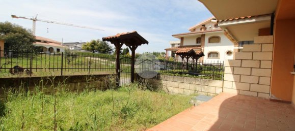 Дом с 5 комнатами в Монтальто Уффуго, Италия № 18127 8