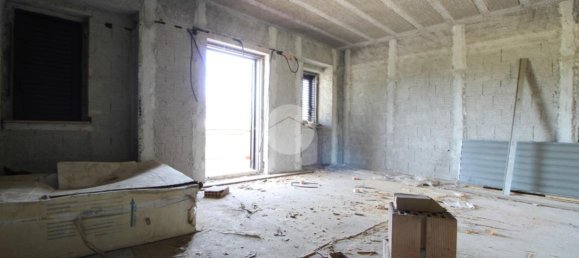 Дом с 5 комнатами в Монтальто Уффуго, Италия № 18127 14