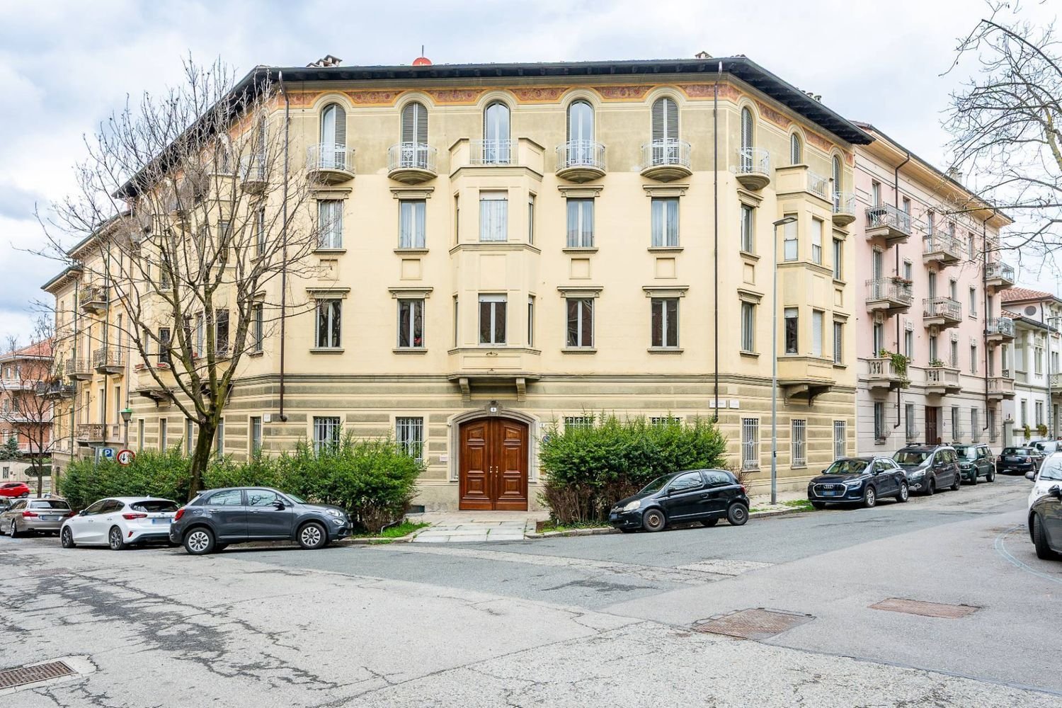 6 rooms Apartment in Turin, Italy No. 120219