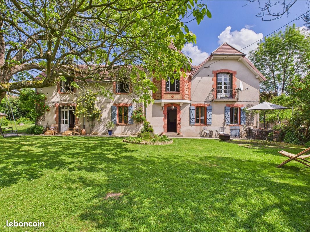 Casa de 4 dormitorios en Cromac, France No. 335729