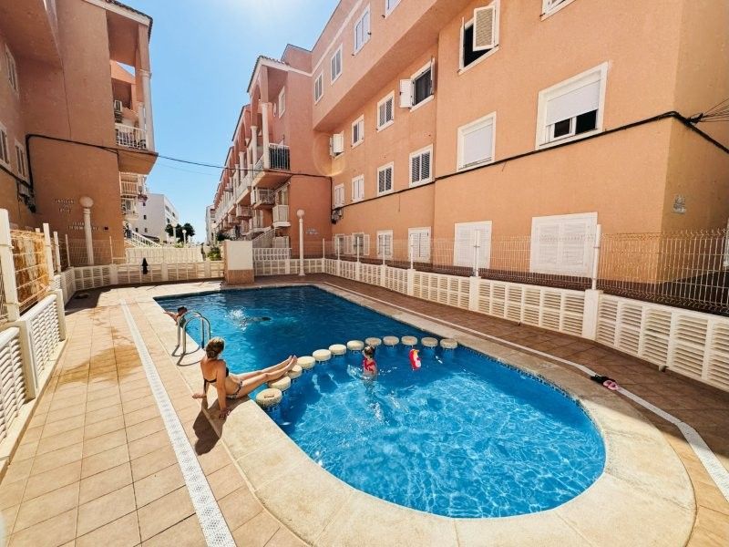 Apartamento de 2 dormitorios en Torrevieja, Spain No. 133776
