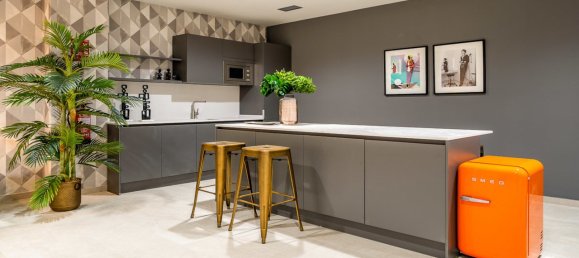 Apartamento de 3 dormitorios en Estepona, Spain No. 2463 2