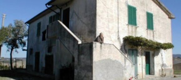 Studio in Cinigiano, Italy No. 1486 3