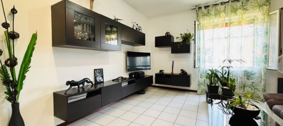 3-salle Appartement à Paullo, Italy No. 330379 6