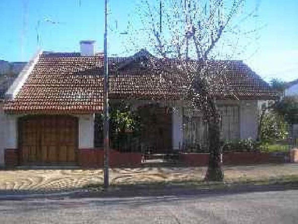 3 bedrooms House in Lanus, Argentina No. 63433