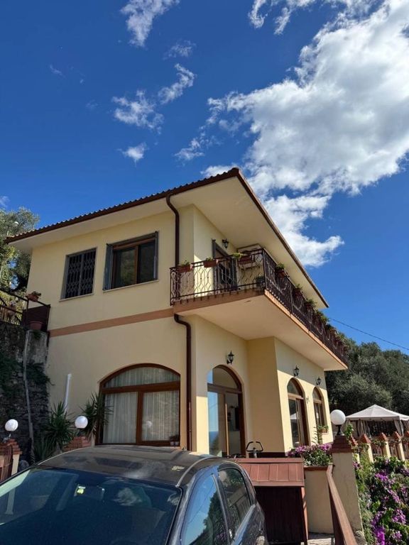 Villa de 3 dormitorios en Cogorno, Italy No. 334965