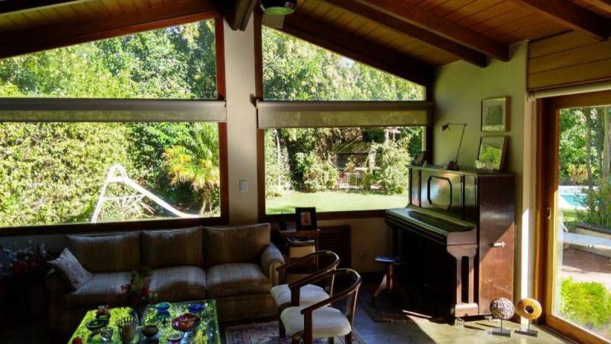 Casa de 3 dormitorios en Malvinas Argentinas, Argentina No. 1556