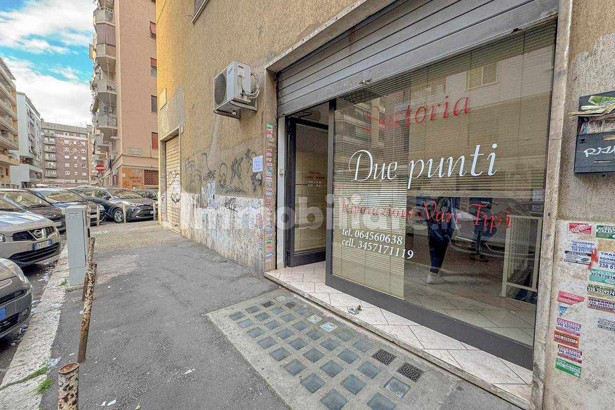 Propiedad comercial de 2 habitaciónes en Rome, Italy No. 218931