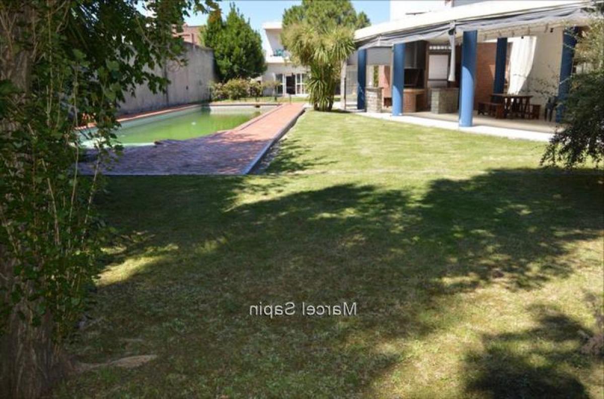 3 bedrooms House in Montevideo, Uruguay No. 2436