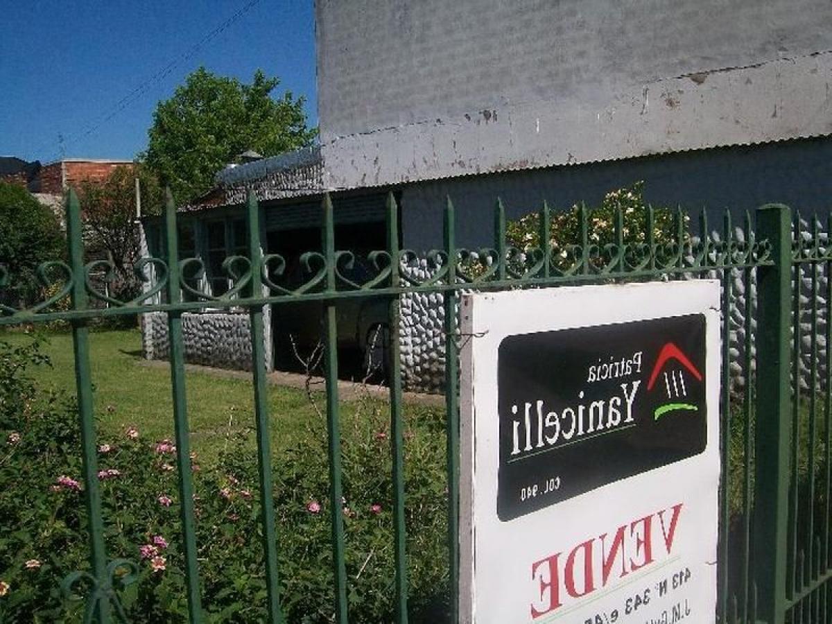 Casa de 4 dormitorios en Berazategui, Argentina No. 72345