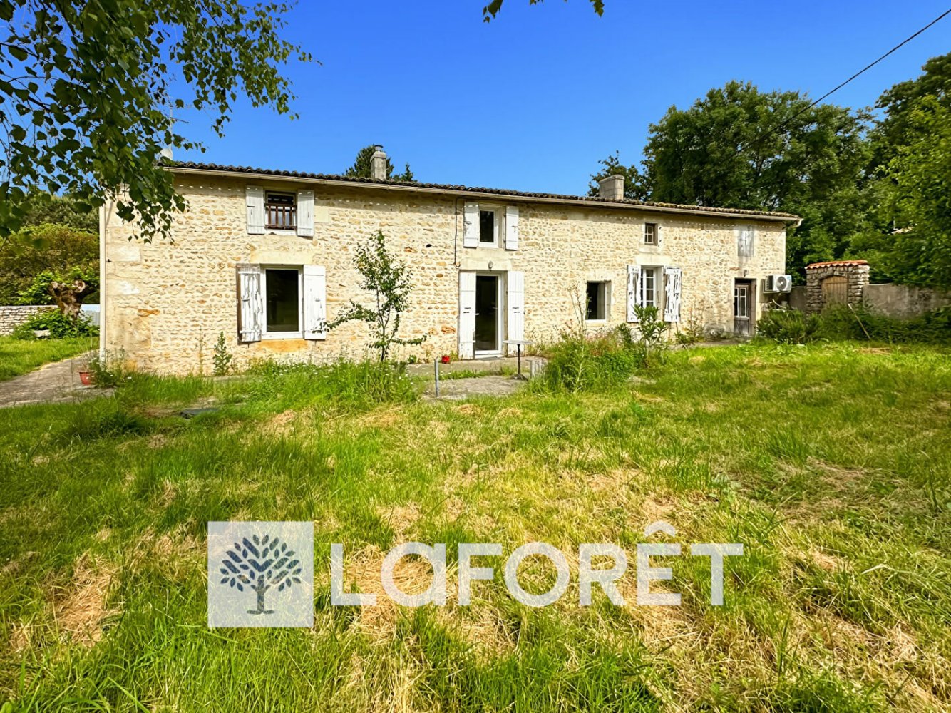 5 bedrooms House in Charente-Maritime, France No. 357420