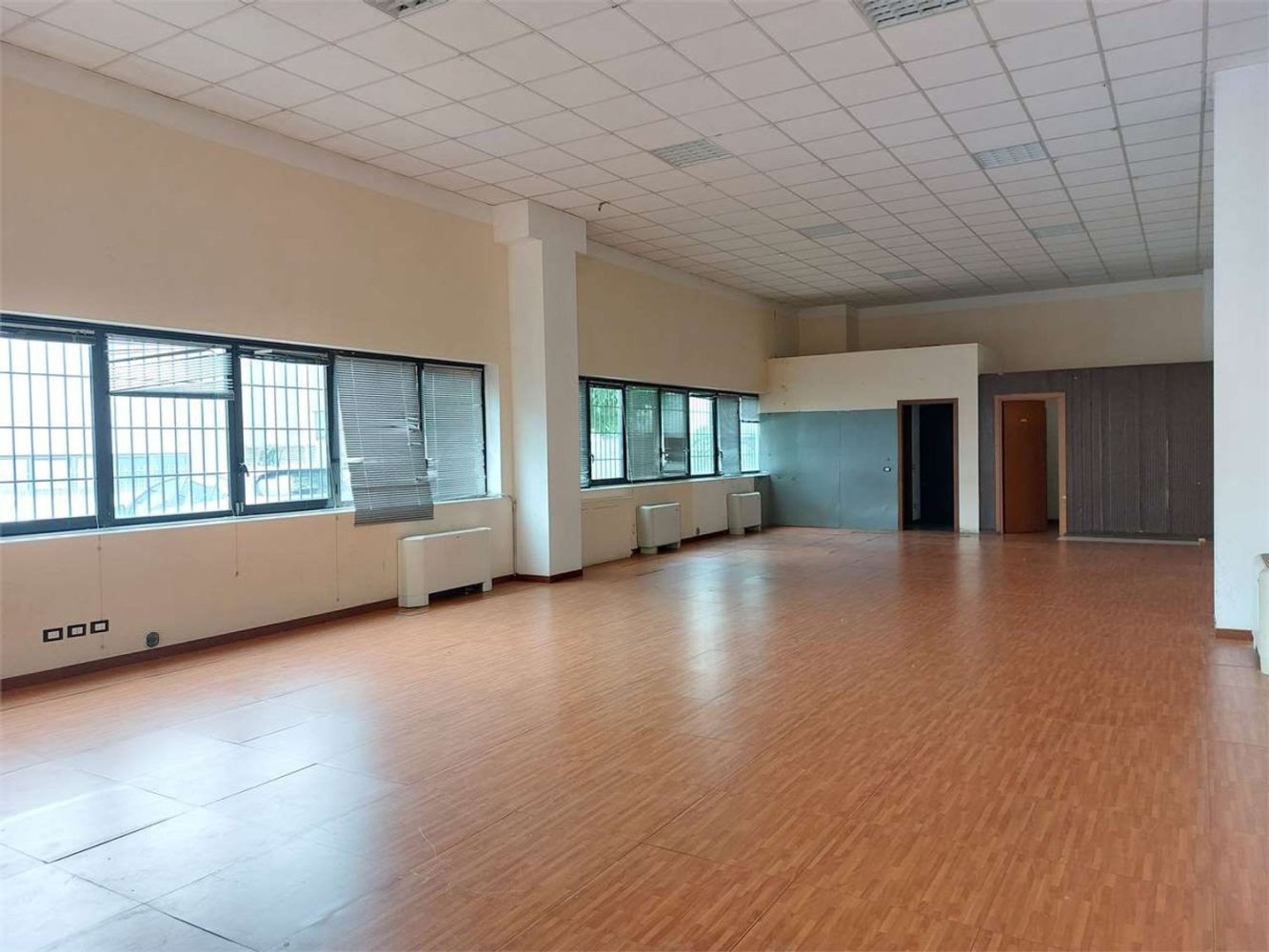 Коммерческая недвижимость 178м² в Сан Джулиано Миланезе, Италия № 400302